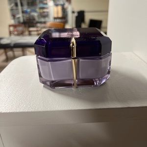 Alien Radiant Body Cream
6.7 oz.